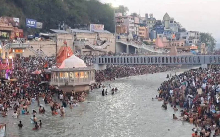 सोमवती अमावस्या पर हजारों श्रद्धालुओं ने घाटों पर लगाई पवित्र डुबकी
