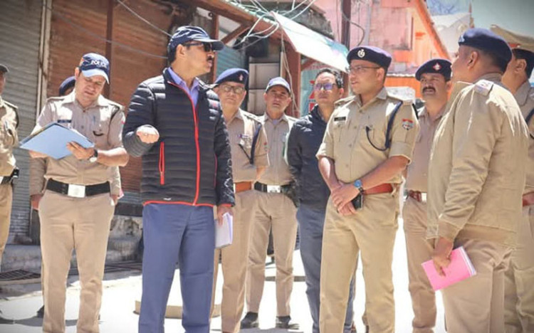 बद्रीनाथ धाम में तैयारियों का जायजा लेने पहुंचे आईजी