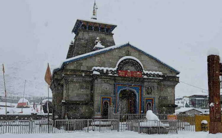 Snowfall: कपाट खुलने से पहले केदारनाथ धाम में हुई बर्फबारी, उत्तराखंड में आज तूफान और ओलावृष्टि की चेतावनी