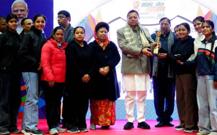 सीएम ने किया खेल स्पर्धाओं में विजेता टीम को सम्मानित