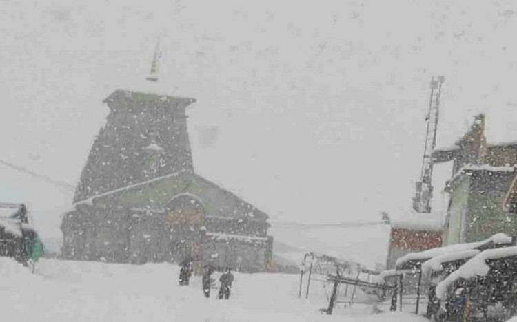 Snowfall: मौसम ने ली करवट, बढ़ी ठिठुरन, बर्फ से ढके केदारनाथ और यमुनोत्री धाम, तस्वीरों में देखें मनमोहक नजारा