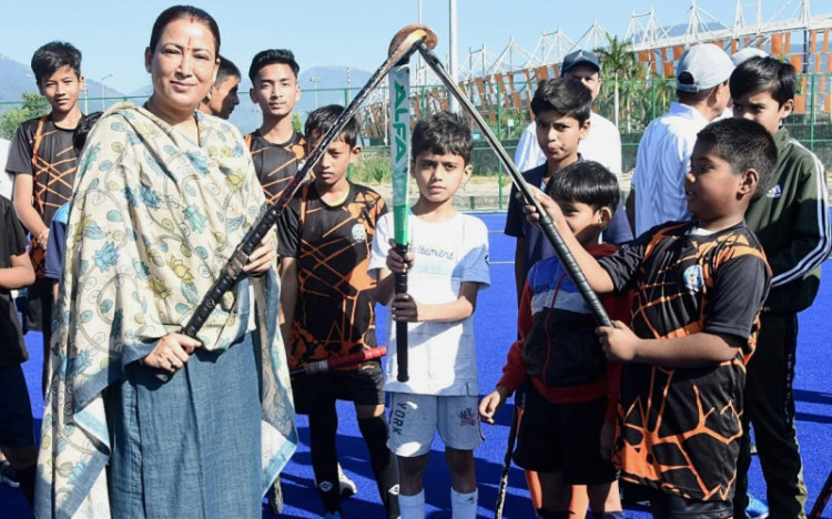 कैबिनेट मंत्री श्रीमती रेखा आर्या ने आजमाया हॉकी में हाथ